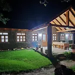 Bujtina Peshtan Guesthouse&Camping