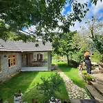 Bujtina Peshtan Guesthouse&Camping