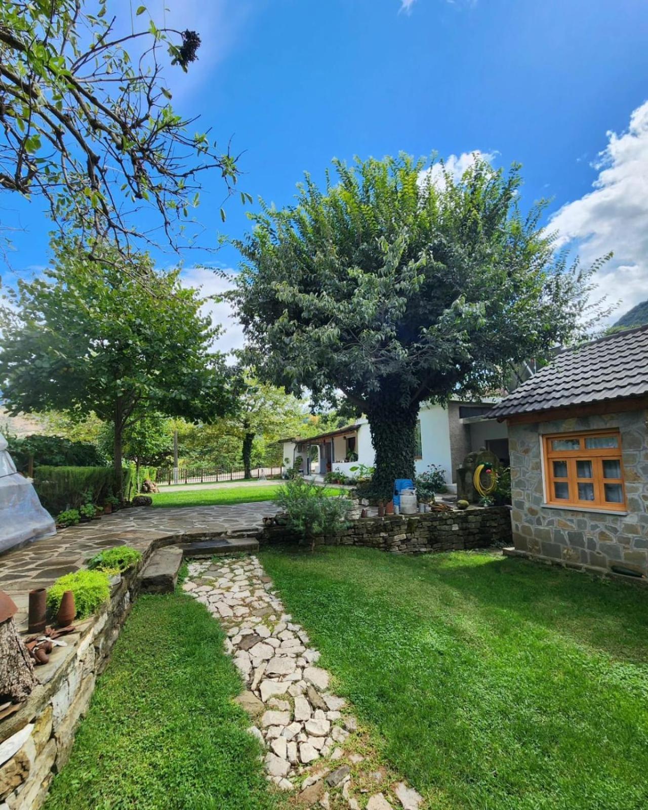Bujtina Peshtan Guesthouse&camping Affittacamere Tepelene